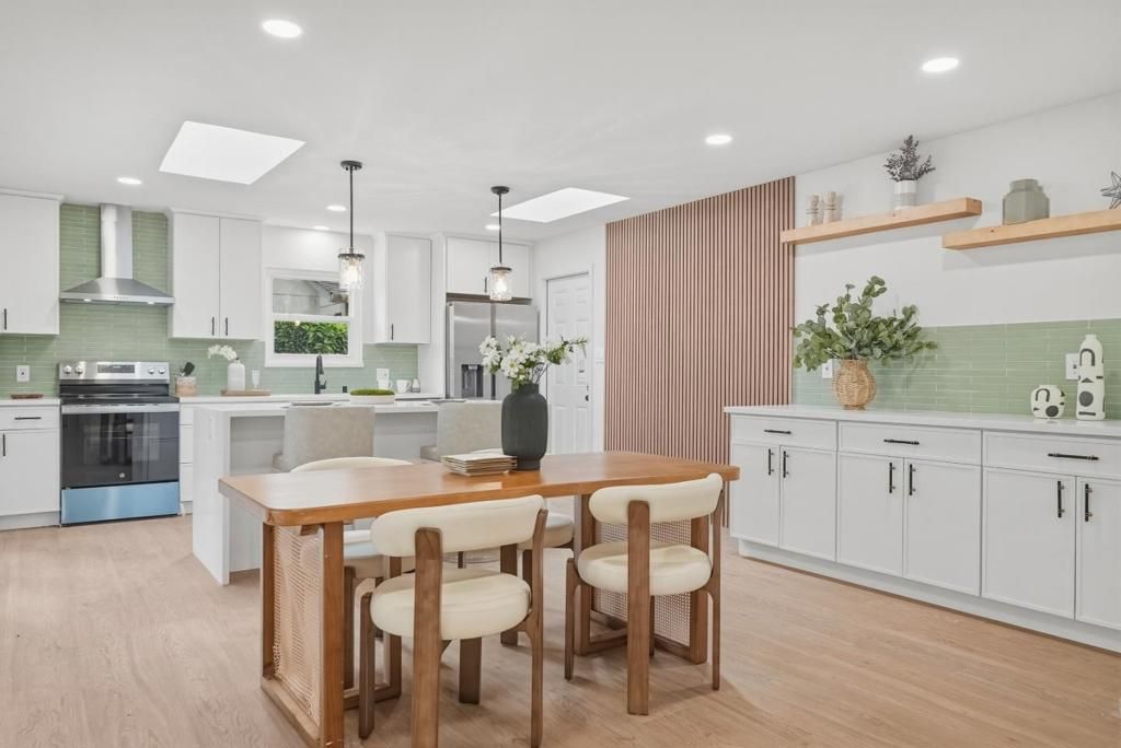 Image 9 of property listing at 774 San Lucas Avenue, Mountain View, CA 94043