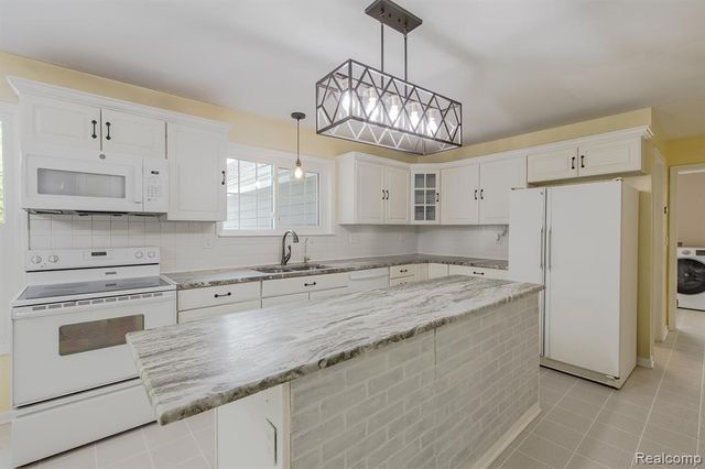 5020 Whitlow Court, Commerce Twp, MI 48382