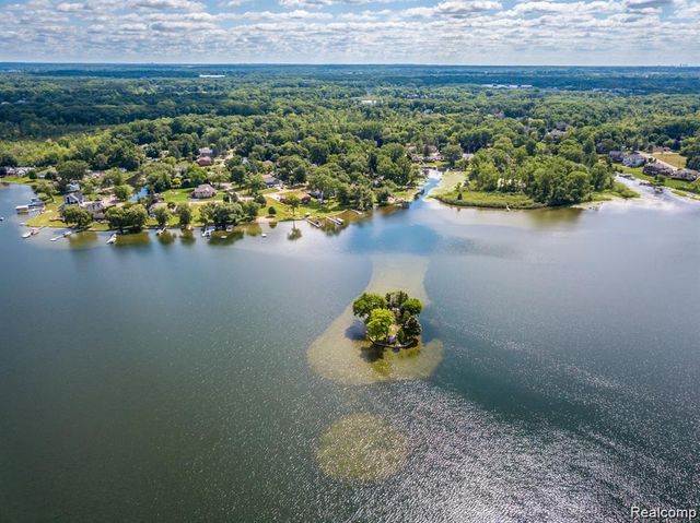 5020 Whitlow Court, Commerce Twp, MI 48382