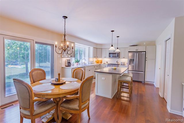 1964 Bloomfield Oaks Drive, West Bloomfield, MI 48324