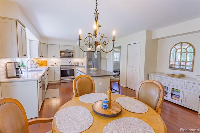 1964 Bloomfield Oaks Drive, West Bloomfield, MI 48324