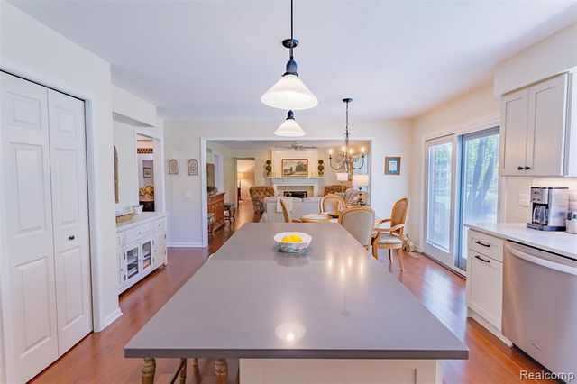 1964 Bloomfield Oaks Drive, West Bloomfield, MI 48324