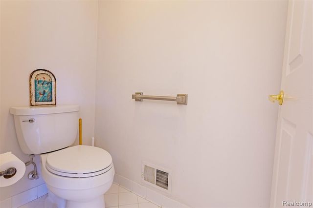 1964 Bloomfield Oaks Drive, West Bloomfield, MI 48324