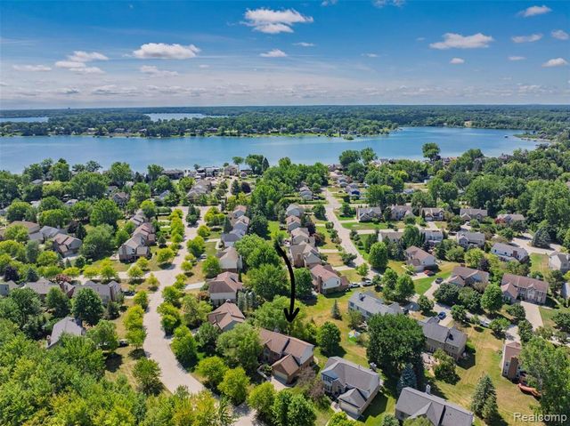 1964 Bloomfield Oaks Drive, West Bloomfield, MI 48324
