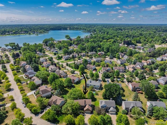 1964 Bloomfield Oaks Drive, West Bloomfield, MI 48324