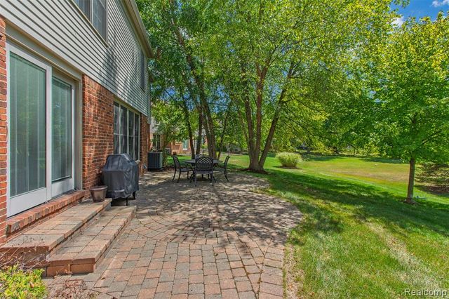 1964 Bloomfield Oaks Drive, West Bloomfield, MI 48324