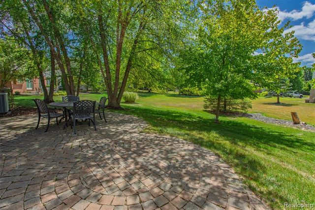 1964 Bloomfield Oaks Drive, West Bloomfield, MI 48324