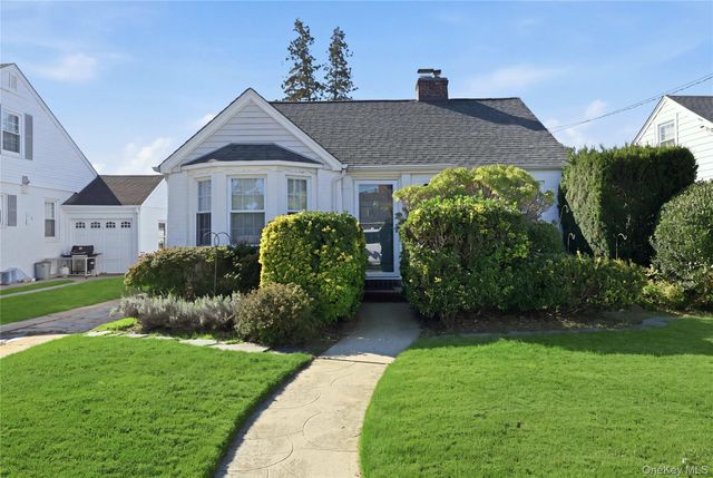 41 Doncaster Road, Malverne, NY 11565