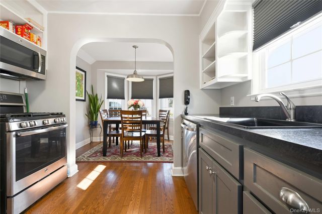 41 Doncaster Road, Malverne, NY 11565