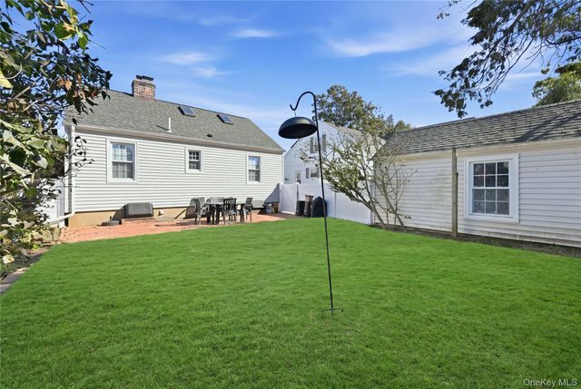 41 Doncaster Road, Malverne, NY 11565