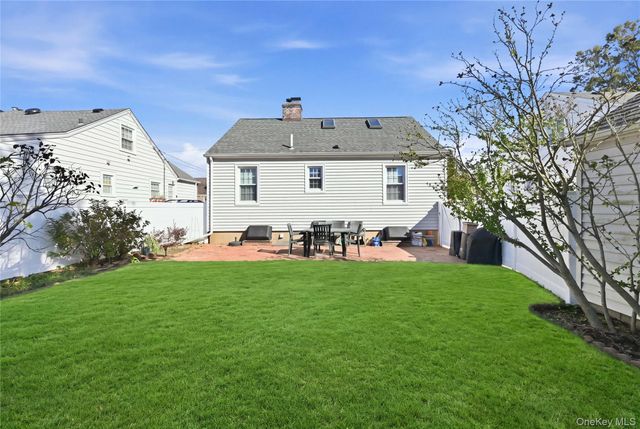 41 Doncaster Road, Malverne, NY 11565