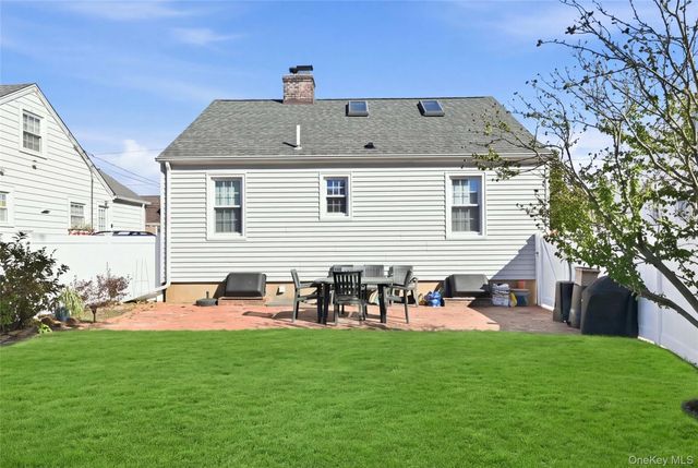 41 Doncaster Road, Malverne, NY 11565