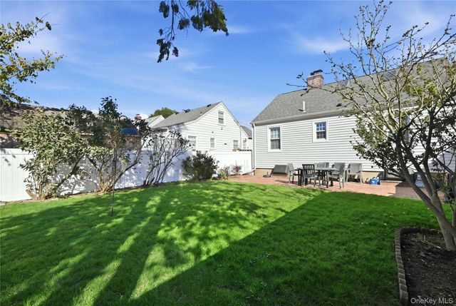41 Doncaster Road, Malverne, NY 11565