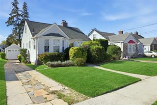 41 Doncaster Road, Malverne, NY 11565