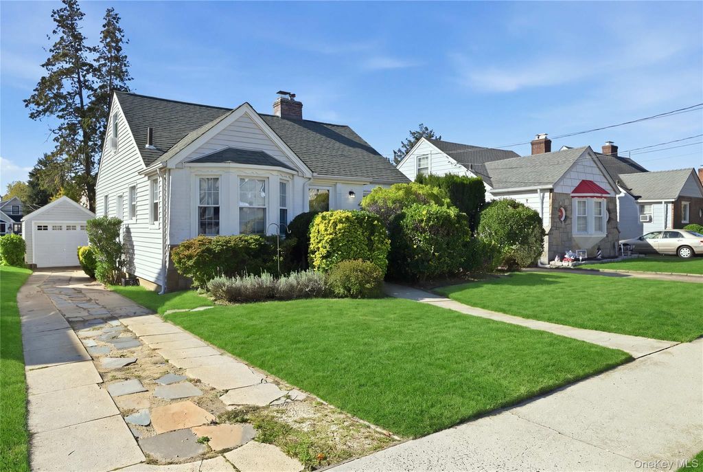 41 Doncaster Road, Malverne, NY 11565