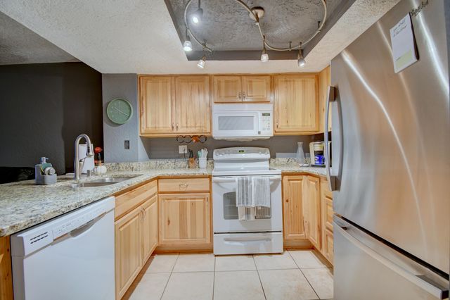 6041 Sequoia Road NW APT B12, Albuquerque, NM 87120