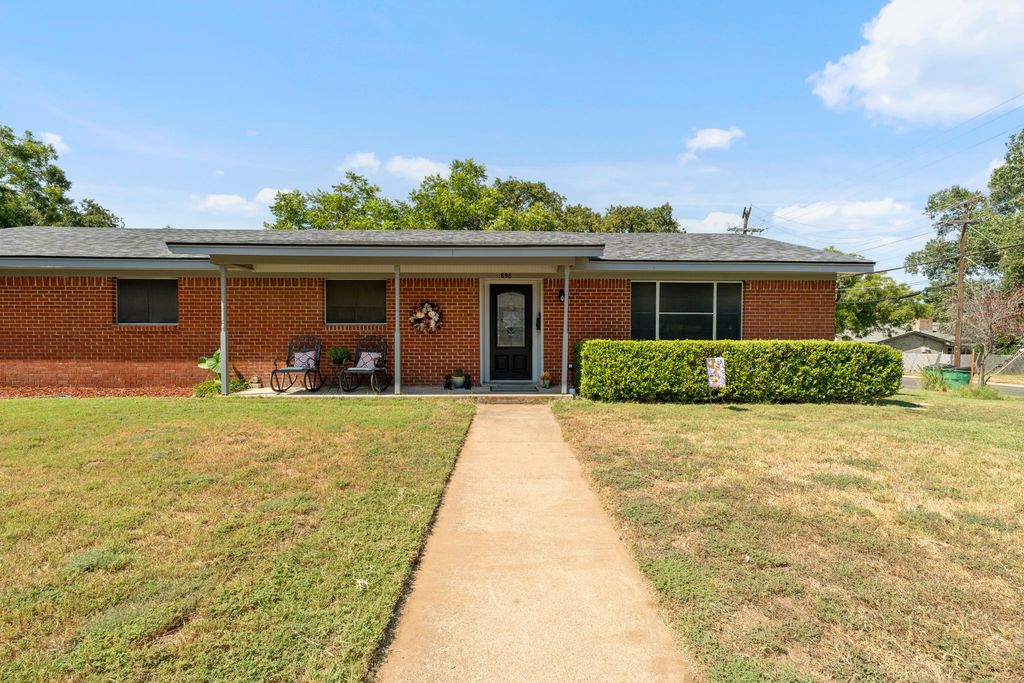 898 N Charlotte Avenue, Stephenville, TX 76401