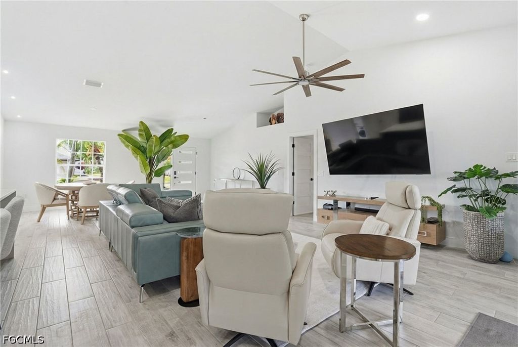 Image 12 of property listing at 5227 SW 11th PL, Cape Coral, FL 33914