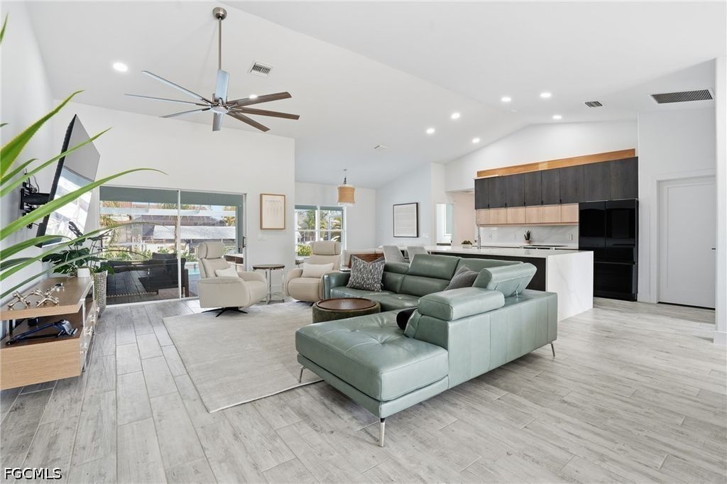 Image 13 of property listing at 5227 SW 11th PL, Cape Coral, FL 33914