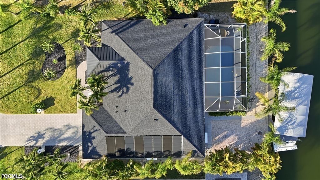 Image 5 of property listing at 5227 SW 11th PL, Cape Coral, FL 33914