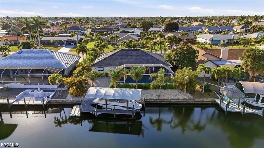 Image 6 of property listing at 5227 SW 11th PL, Cape Coral, FL 33914