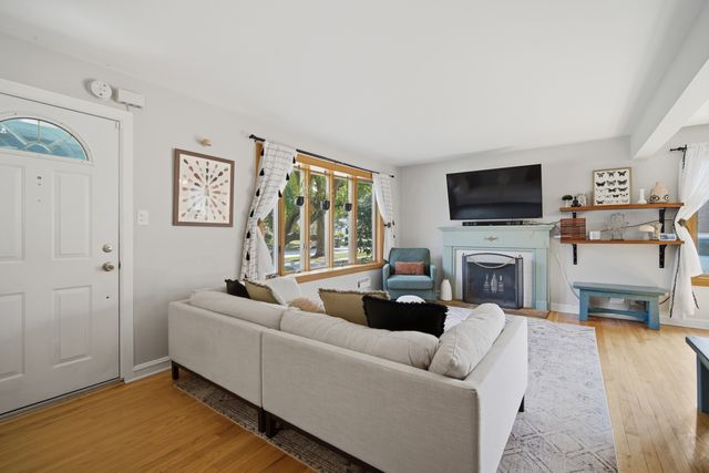 718 S Chestnut Avenue, Arlington Heights, IL 60005