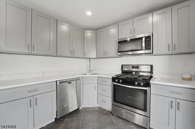 63 Amberly Ct, Franklin Twp., NJ 08823