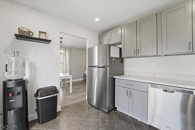 63 Amberly Ct, Franklin Twp., NJ 08823
