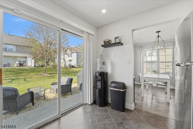 63 Amberly Ct, Franklin Twp., NJ 08823
