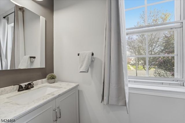 63 Amberly Ct, Franklin Twp., NJ 08823