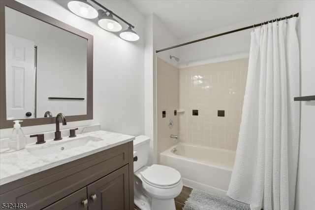 63 Amberly Ct, Franklin Twp., NJ 08823