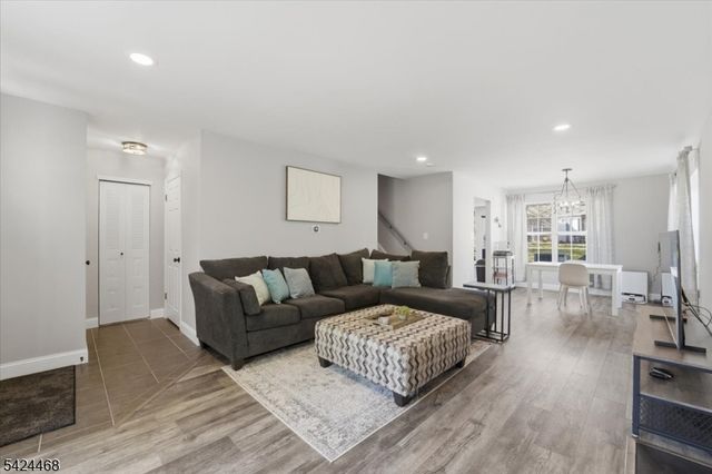 63 Amberly Ct, Franklin Twp., NJ 08823
