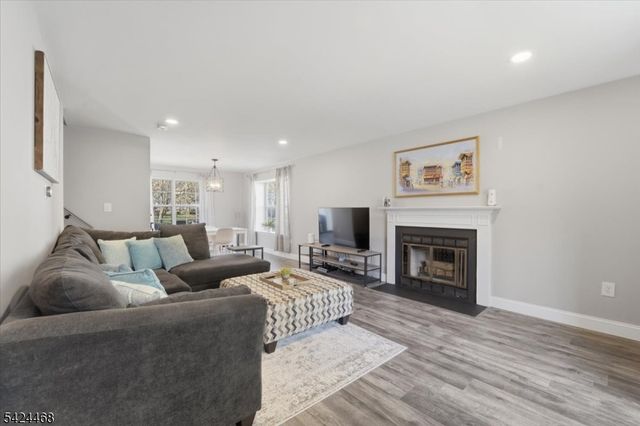 63 Amberly Ct, Franklin Twp., NJ 08823