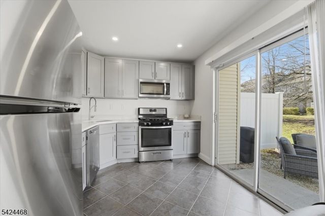 63 Amberly Ct, Franklin Twp., NJ 08823
