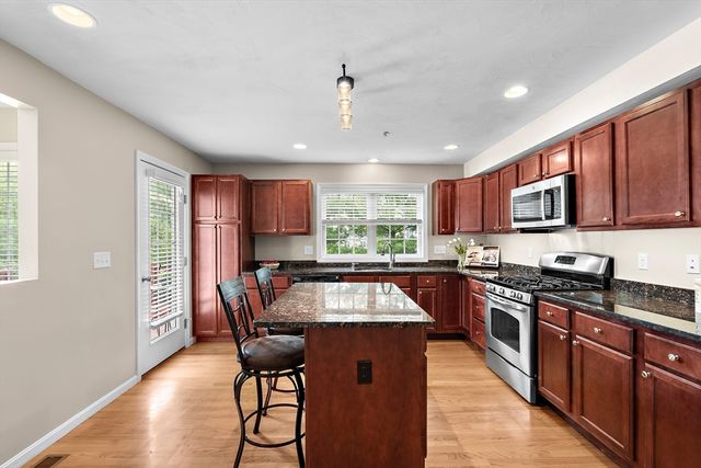 4 Paul Revere Path 4, Hopkinton, MA 01748