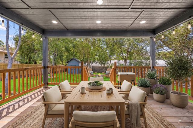327 RAINBOW DR, San Antonio, TX 78209