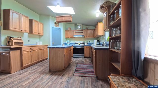 34125 E Lacomb Rd, Lebanon, OR 97355