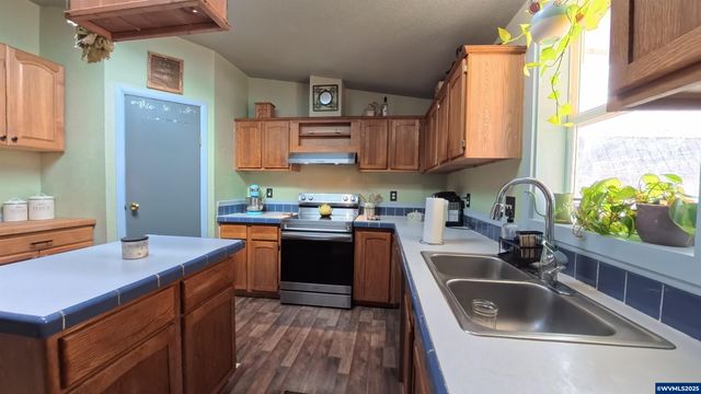 34125 E Lacomb Rd, Lebanon, OR 97355