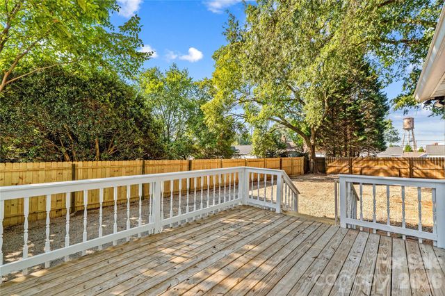 209 E Wilson Avenue, Mooresville, NC 28115
