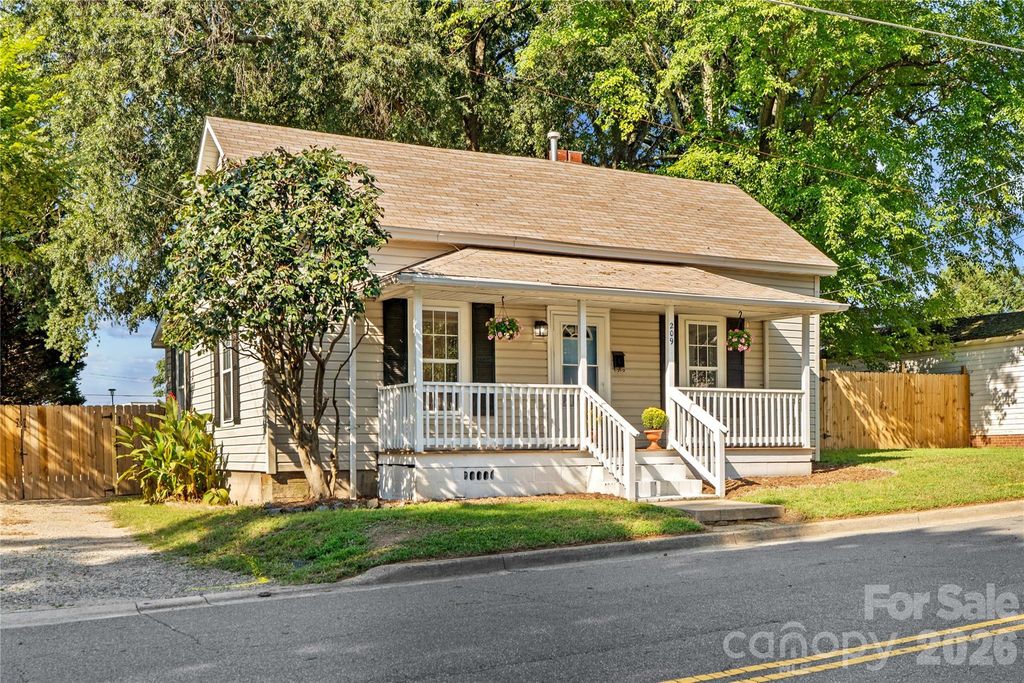 209 E Wilson Avenue, Mooresville, NC 28115
