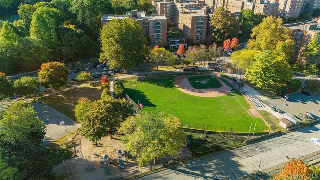 190 Garth Road 3R, Scarsdale, NY 10583