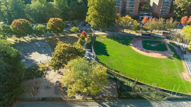 190 Garth Road 3R, Scarsdale, NY 10583