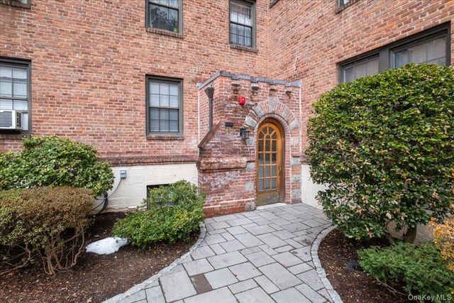 190 Garth Road 3R, Scarsdale, NY 10583