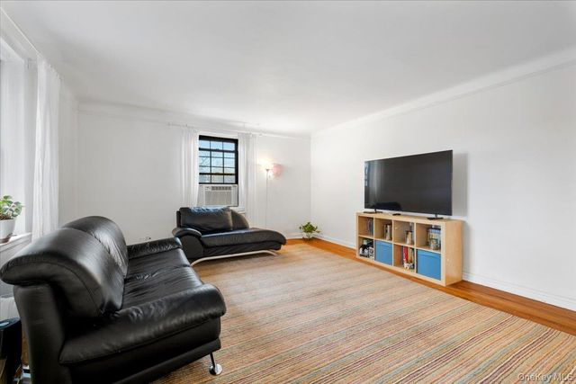 190 Garth Road 3R, Scarsdale, NY 10583