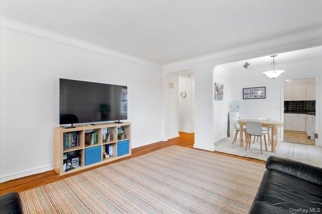 190 Garth Road 3R, Scarsdale, NY 10583