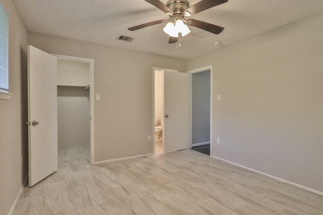 506 Castlelake Drive, Friendswood, TX 77546