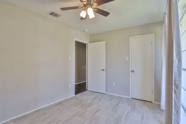 506 Castlelake Drive, Friendswood, TX 77546