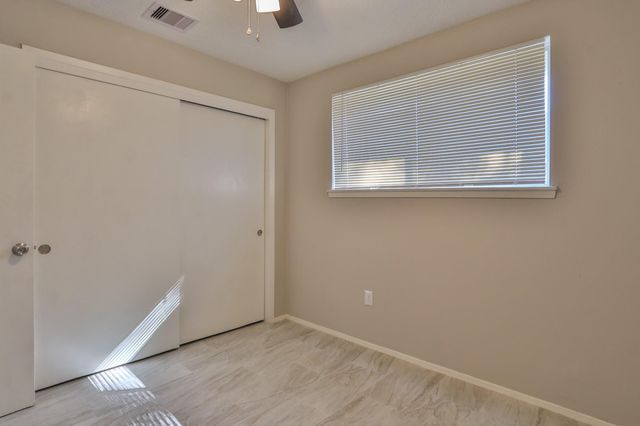 506 Castlelake Drive, Friendswood, TX 77546