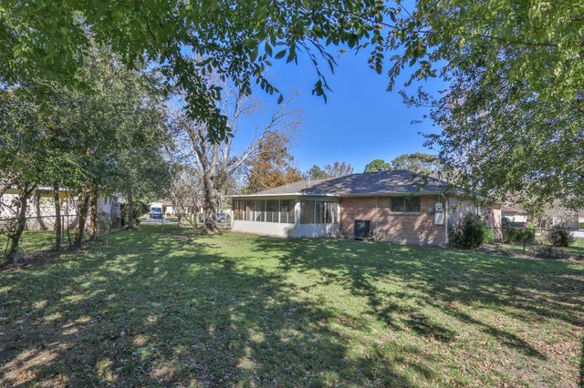 506 Castlelake Drive, Friendswood, TX 77546