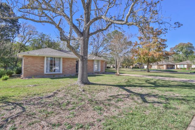 506 Castlelake Drive, Friendswood, TX 77546